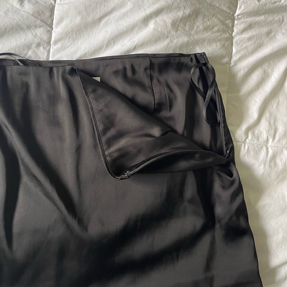 Aritzia skirt size 6 - Picture 3 of 4